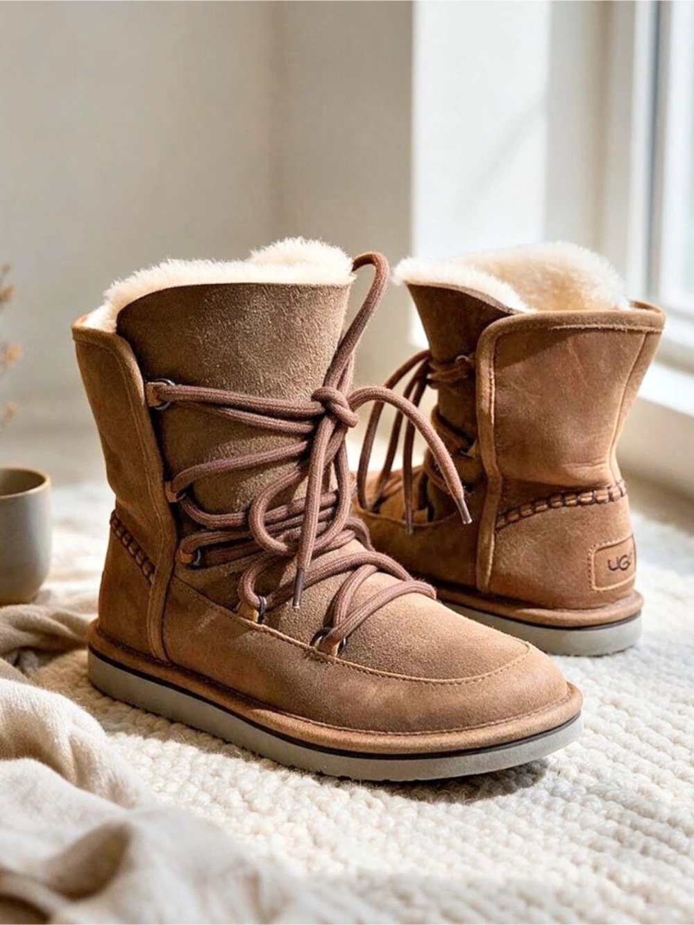 UGG Lace Up Lodge Boot Shearling-Lined Chestnut Apres Ski Boots US 5 Like New